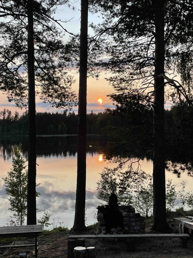yö järvellä