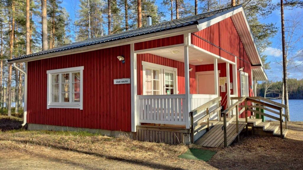 uusi sauna punainen mökki leirintäalueella