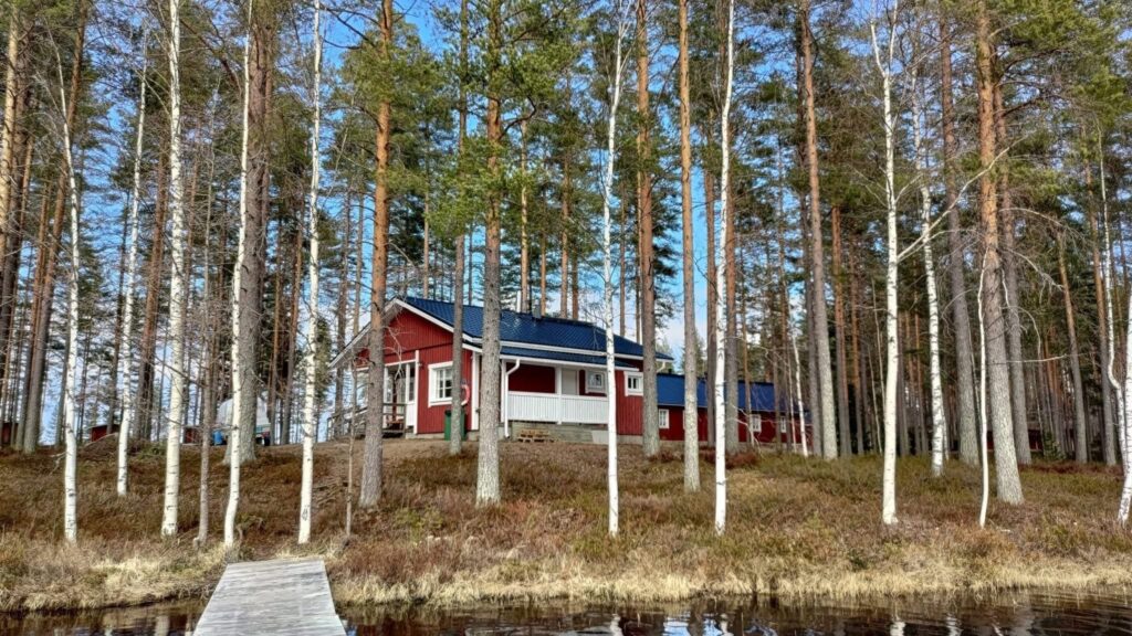 ranta, punainen mökki