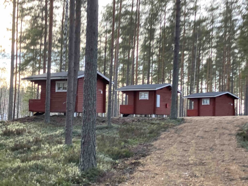 mökit Kolmikannassa ja mäntymetsää