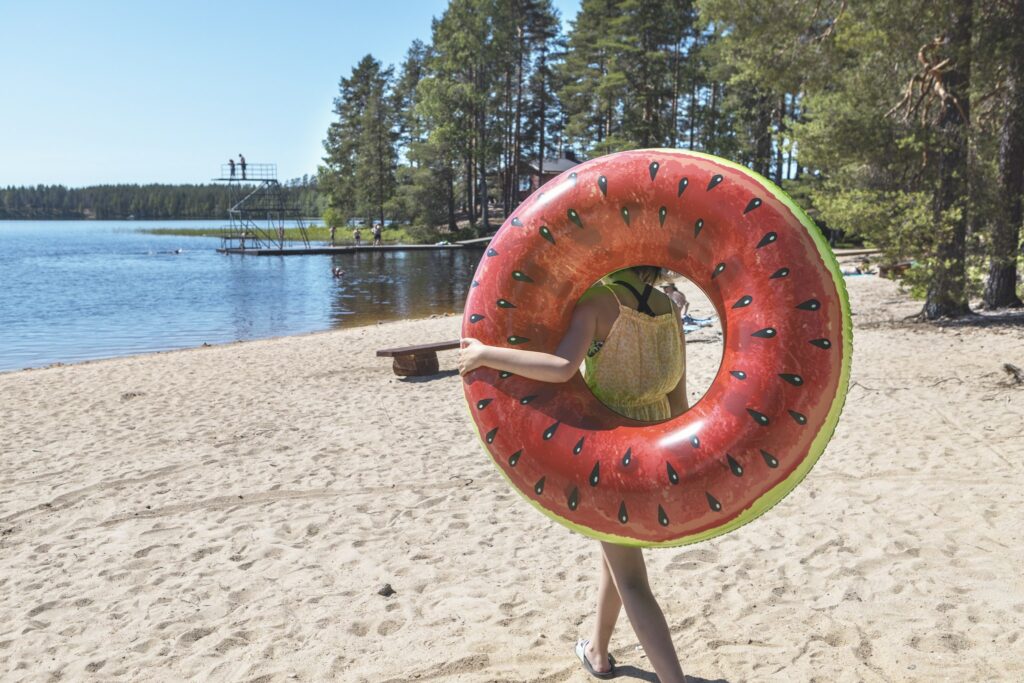 uimarannalla rengas ja ihminen